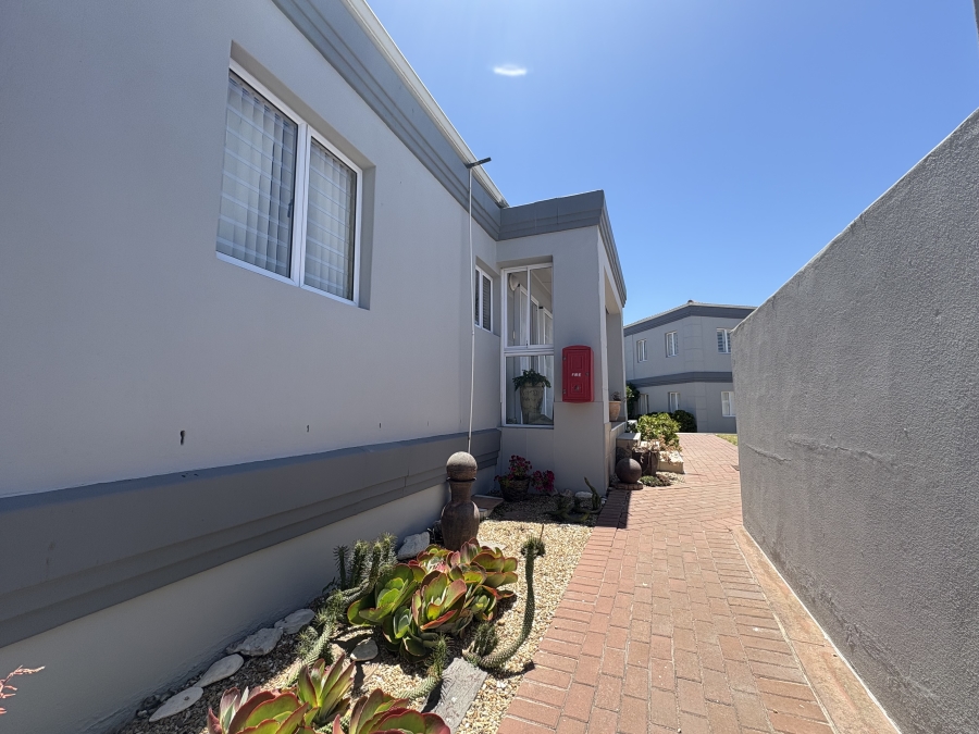 To Let 2 Bedroom Property for Rent in Yzerfontein Western Cape